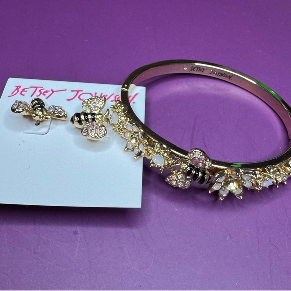 Betsey Johnson Gold and Pink Bee Jewelry Set. Bracelet and earrings. - Picture 8 of 12